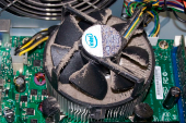 Пыльный вентилятор процессора компьютера